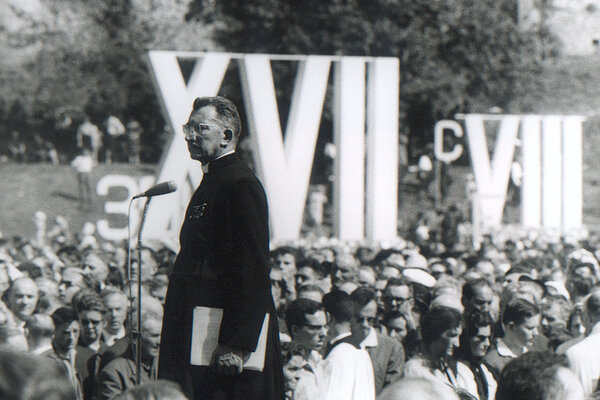 1966 : le Secours Catholique organise un pèlerinage pour fêter les 10 ans de la Cité Saint-Pierre de Lourdes. Cette Cité a été ouverte en mai 56 pour offrir un accueil aux pèlerins du monde entier en difficultés matérielles ou morales.