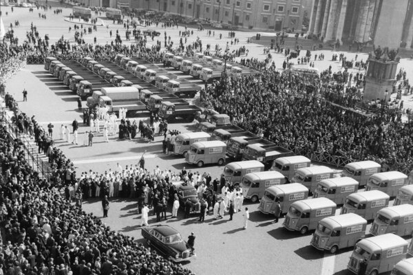 Des camions partent de la place Saint-Pierre de Rome après avoir été bénis par le pape Paul VI