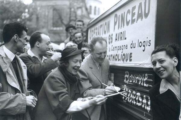 Lancement de l'opération pinceau en 1951 avec Bourvil. Fundraising avant l'heure, cette campagne avait pour but de recueillir des fonds pour le logement.