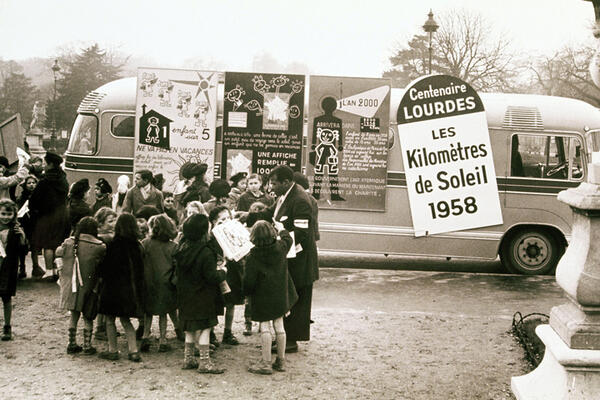Première campagne des kilomètres de Soleil (Lourdes, 1958) qui vise à éduquer à la solidarité les enfants de 7 à 11 ans.  