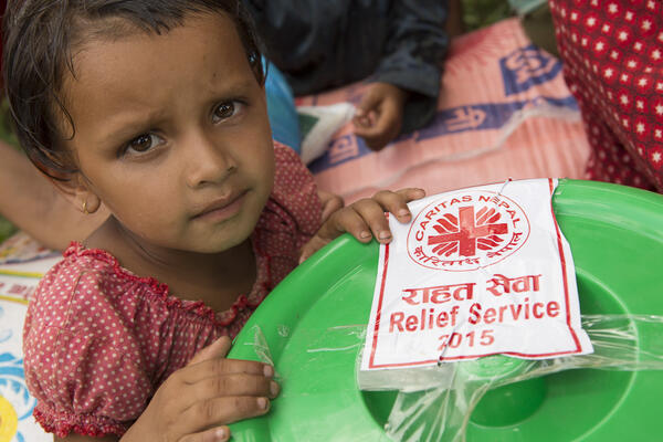 Les kits alimentaires distribués par CRS et Caritas contiennent du riz, des lentilles et de l'huile de cuisson. Des familles en bénéficient dans le district de Kavre, au Népal.