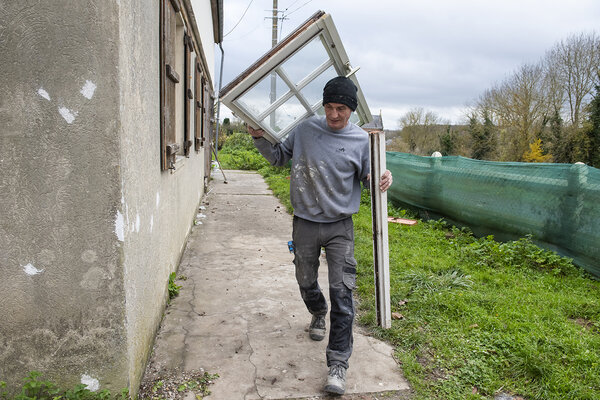 JANVIER&#13;
Rénover les « passoires » thermiques. &#13;
&#13;
Réseau Éco Habitat, membre de Caritas France, accompagne chaque année des ménages modestes dans la rénovation de leur habitation, mal-isolée et mal-chauffée. Des bénévoles du Secours Catholique sont