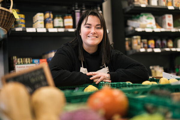 Mélanie, bénévole à l'épicerie Le Colibri