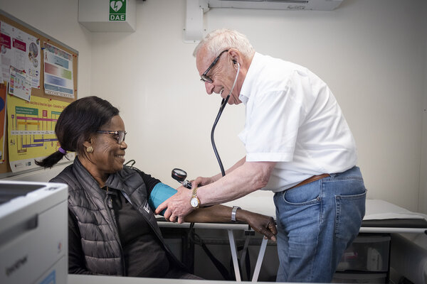 Le médecin bénévole avec une patiente