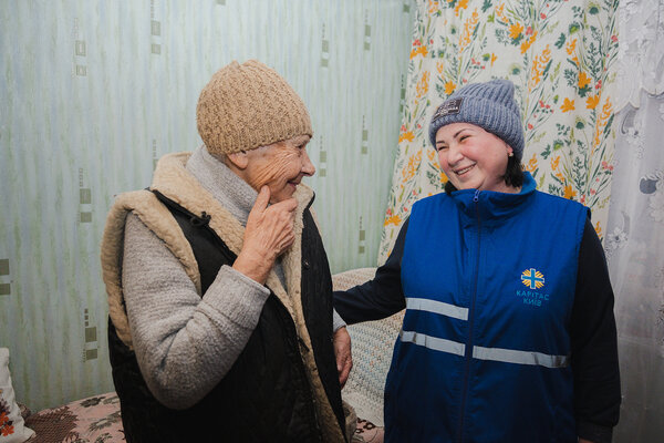 Une bénévole de Caritas auprès d'une femme âgée ukrainienne