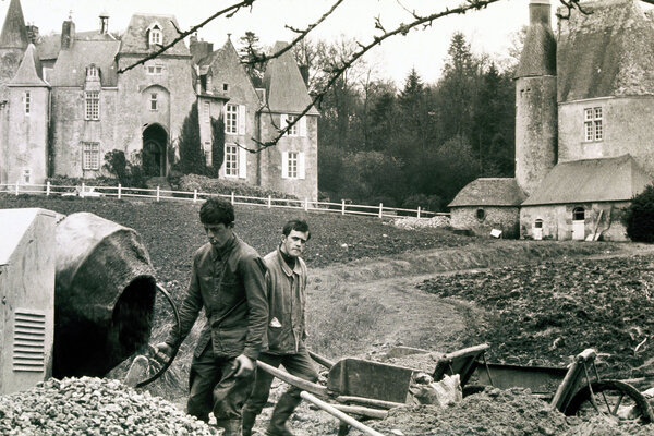 En 1968, le Secours Catholique ouvre la cité de Pescheray dans la Sarthe. Un parc animalier destiné à accueillir les personnes handicapées pour leur permettre une insertion professionnelle et à leur offrir un accompagnement quotidien. 