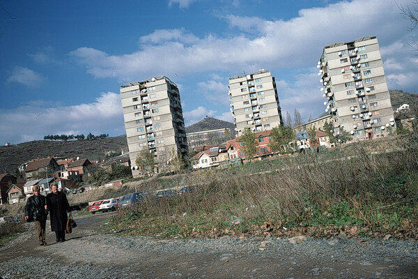 1992-1995: les Balkans sont déchirés par une guerre fratricide, Sarajevo sacrifié sur l’autel de la realpolitik. Le Secours Catholique se mobilise pour accueillir les réfugiés fuyant le conflit. Sur place, l’association vient en aide aux populations