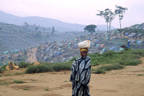 1994 : le génocide au Rwanda laisse un pays exsangue et déchiré. Dès le lendemain des massacres, le réseau Caritas Internationalis se mobilise pour venir en aide aux populations. Aujourd'hui le Secours Catholique continue à accompagner la