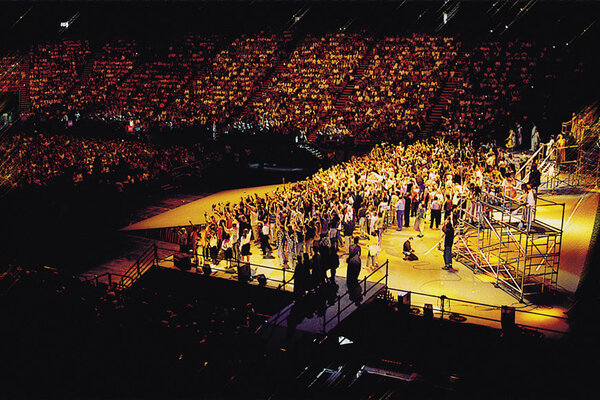 8 septembre1996 : pour son 50e anniversaire, le Secours Catholique rassemble au Palais Omnisport de Bercy plus de 12 000 personnes. 