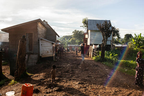 Rue principale du village de Mbobero. Depuis cinq ans, ses habitants vivent un calvaire. 3 000 personnes sont concernées par l'accaparement de leurs terres et n’ont nulle part où aller. Elles sont le plus souvent logées par des proches.
