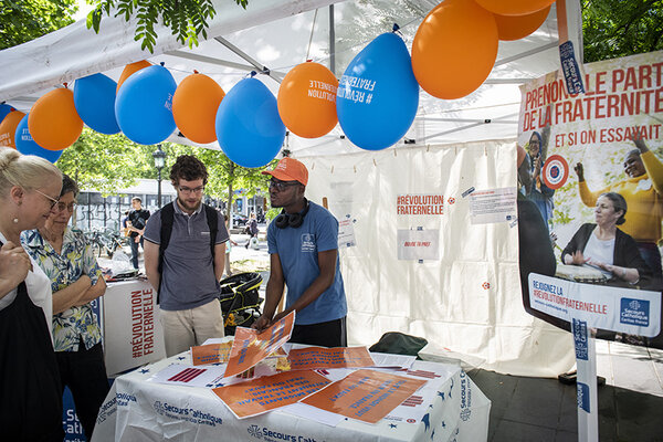 Stand de sensibilisation tenu par le Secours Catholique