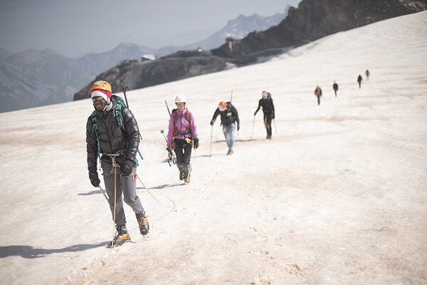 Un groupe de marcheurs en montagne