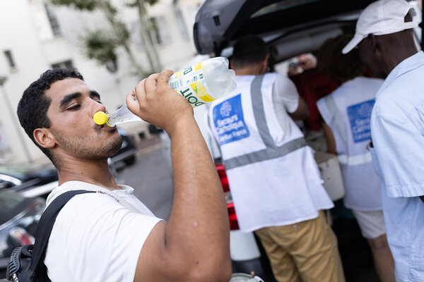 un homme sans-abri boit de l'eau