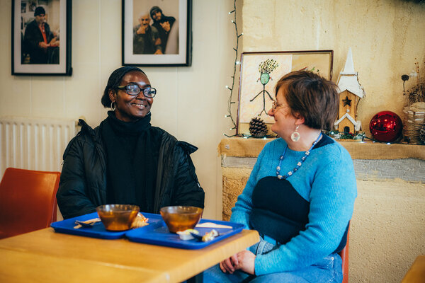 Virginie et Fatou discutent