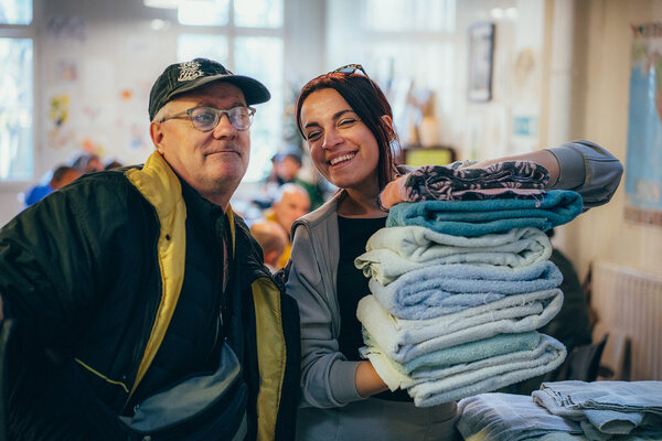 Simona, jeune bénévole, aux côtés d'un accueilli