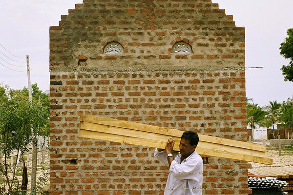 Le Secours Catholique a mené avec ses partenaires locaux des projets d’urgence puis de reconstruction en faveur des victimes du tsunami en Inde, au Sri Lanka et en Indonésie grâce aux 38 millions d’euros collectés au lendemain de la catastrophe.