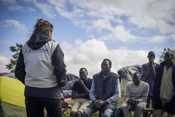 Juillet 2015 : dans la "New Jungle", entre 2 500 et 3 000 migrants sont tolérés par la ville de Calais qui a mis à disposition ce terrain vague de 18ha.