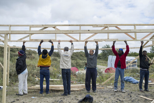 Le Secours Catholique est en charge des abris et travaille à la construction des lieux communs, essentiels à la cohabitation pacifique de tous. Les migrants construisent ensemble leur lieu de vie.