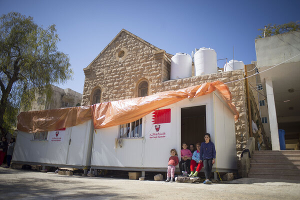 Jordanie - Madaba : Caritas Jordanie propose aux réfugiens syriens et iraquiens, une aide de premiers secours. Elle leur facilite aussi l'accès aux soins et l'aide alimentaire. L'église de Madaba met à disposition un espace pour les plus fragiles. 