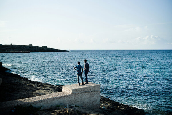 migrants regardant la méditerranée