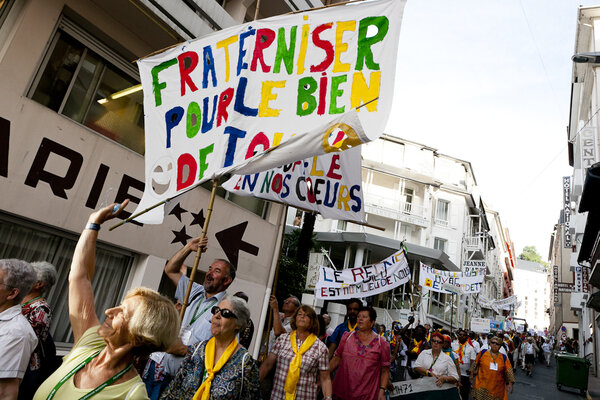 À l’initiative de la Conférence des Évêques et avec le soutien du Secours Catholique, Diaconia a réuni au mois de mai 2013 à Lourdes plus de 12 000 personnes pour dire combien les plus fragiles doivent être au cœur de l’Église et de la société.