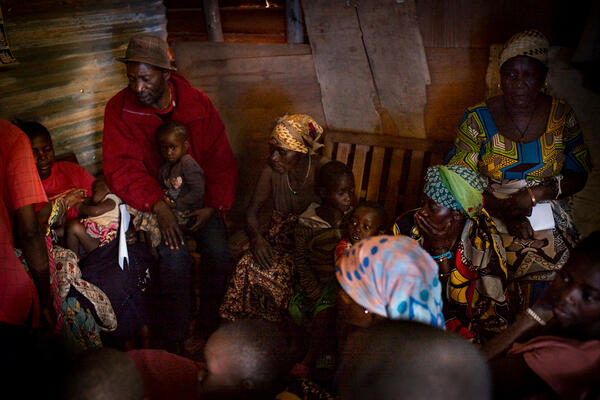 Joseph Zahinda, président du comité des victimes, loge avec sa famille dans cette pièce qui lui a été prêtée par un voisin après la destruction de sa maison par les militaires de Kabila. « Nous sommes mal logés, dans la misère. Nous ne méritons plus