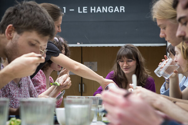 Les étudiants mangent tous ensemble