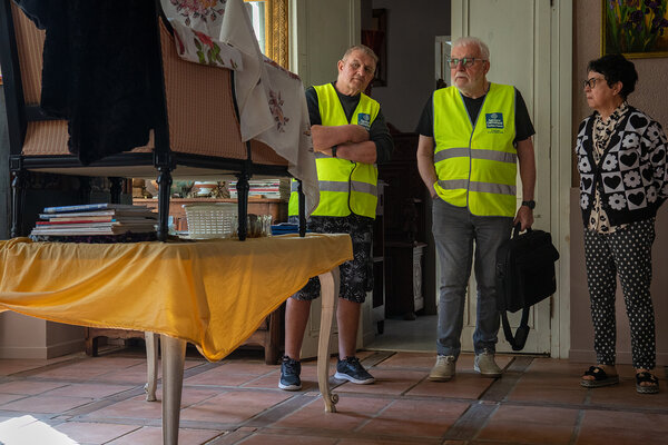 Une habitante de Caumont-sur-Garonne reçoit la visite de deux bénévoles du Secours Catholique après l'inondation de sa maison.