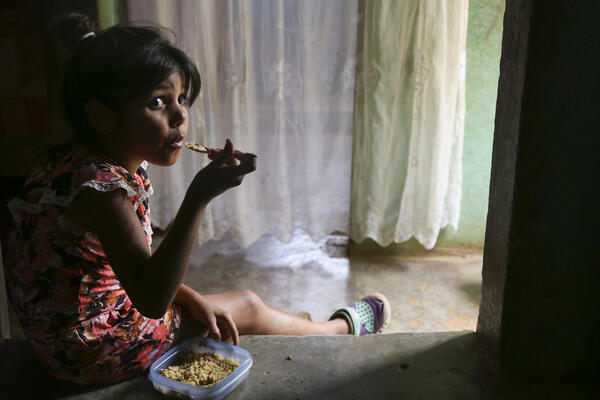 Le Venezuela fait face à une crise humanitaire sans précédent. Les Vénézuéliens connaissent la faim, la pénurie de médicaments et l’insécurité. Beaucoup fuient pour les pays voisins. Caritas vient en aide notamment aux enfants malnutris.