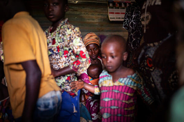 Une des filles de Joseph Zahinda. La famille qui compte enfants et petits-enfants s’agrandit chaque année mais partage toujours cette pièce d’à peine 20 m².
