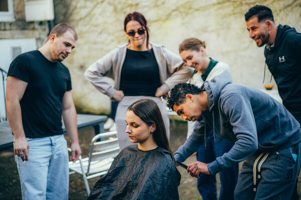 Lilla se fait coiffer