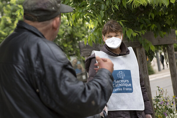 AVRIL&#13;
En actions. &#13;
&#13;
Sur le terrain, le Secours Catholique adapte son action. À Avignon par exemple, l’accueil de jour permet aux personnes sans-abri de se doucher et leur fournit boisson chaude et sacs repas. Des équipes se constituent pour