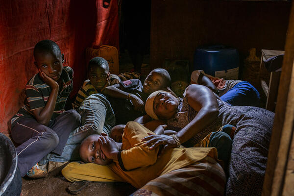 Josiane et ses sept enfants dorment à même le sol dans cette pièce d’à peine 10 m². Son mari, désespéré, est parti. « Nous souffrons et nous voulons retrouver nos droits », confie Baguma Kamene, porte-parole du comité des victimes.
