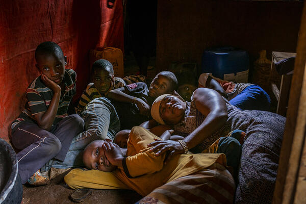 Josiane et ses sept enfants dorment à même le sol dans cette pièce d’à peine 10 m². Son mari, désespéré, est parti. « Nous souffrons et nous voulons retrouver nos droits », confie Baguma Kamene, porte-parole du comité des victimes.
