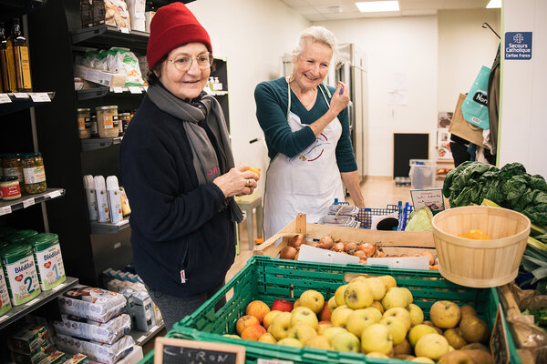 Geneviève, cliente solidaire, et Pascale, bénévole