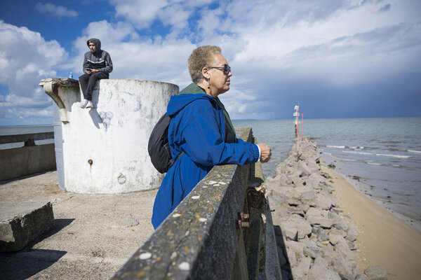 une femme sur une jetée