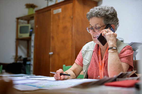 Anne, animatrice du Secours Catholique, au téléphone