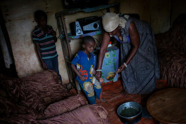 Josiane nourrit ses sept enfants avec un fond de marmite de feuilles de manioc. « Nos enfants sont notre seule richesse », explique cette militante du comité des victimes.
