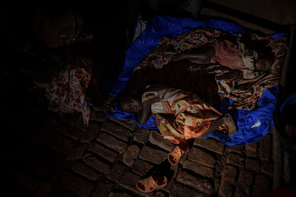 Logées dans des familles d’accueil, les victimes des destructions dorment à même le sol, sur des bâches, entassées dans quelques mètres carrés.