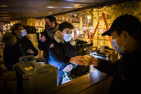 JANVIER&#13;
Tournées de rue&#13;
&#13;
Début 2021, alors que le contexte sanitaire est tendu, les équipes bénévoles du Secours Catholique maintiennent leurs tournées auprès des personnes qui vivent à la rue. À Paris, cette présence se concrétise en matinée par