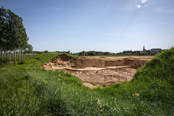 Travaux pour niveler le sol dans les champs abîmés par les crues