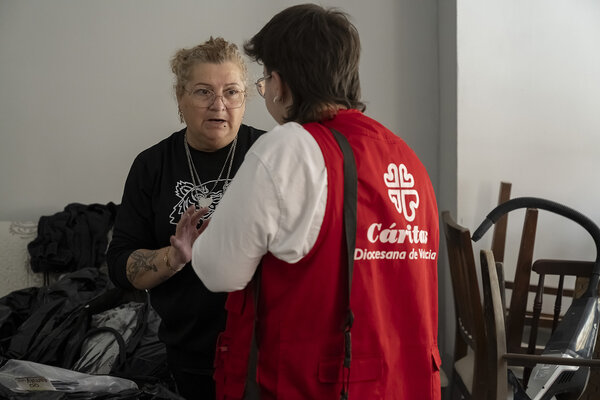 Une salariée de Caritas auprès d'une habitante sinsitrée.
