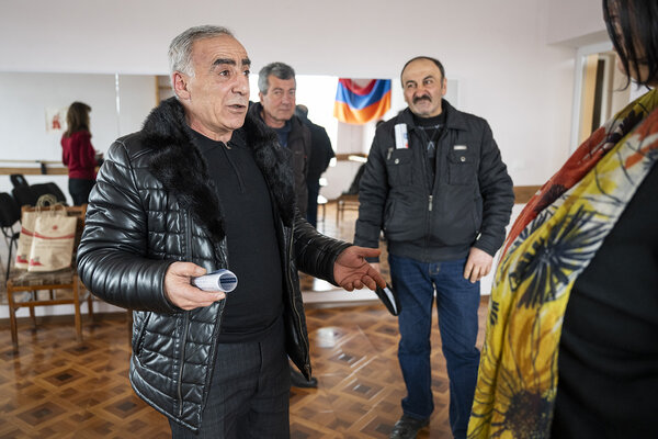 Tigran s'entretient avec Tatevik 