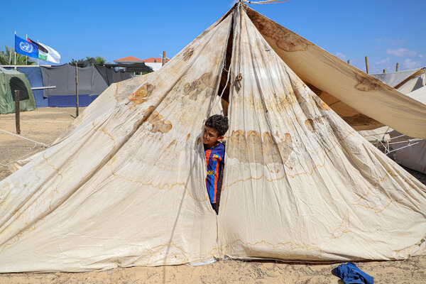 Un enfant palestinien réfugié dans une tente, dans la bande de Gaza