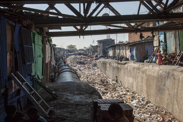 déchets accumulés dans un bidonville