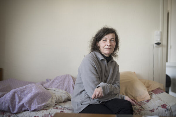 Une femme assise sur son lit