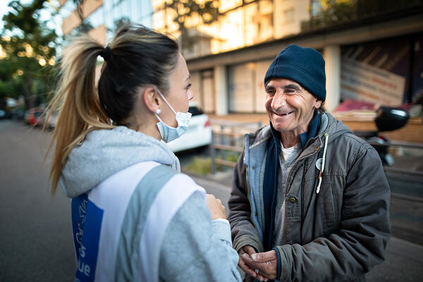 jeune bénévole discutant avec une personne à la rue