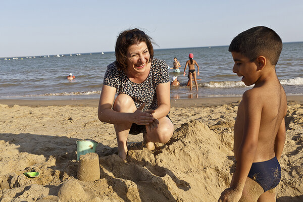 Une mère et son petit garçon sur une plage