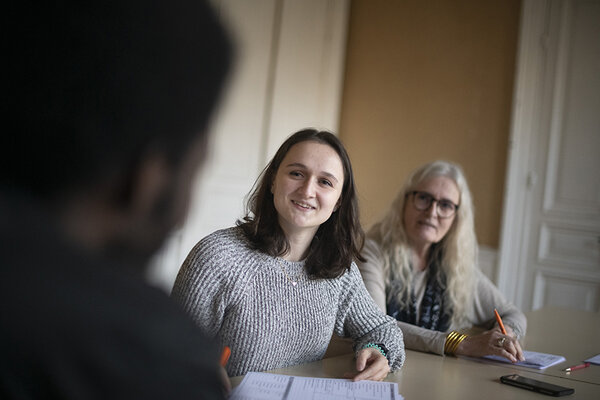 Maïwenn renseigne le dossier d'Abdu, étudiant. 