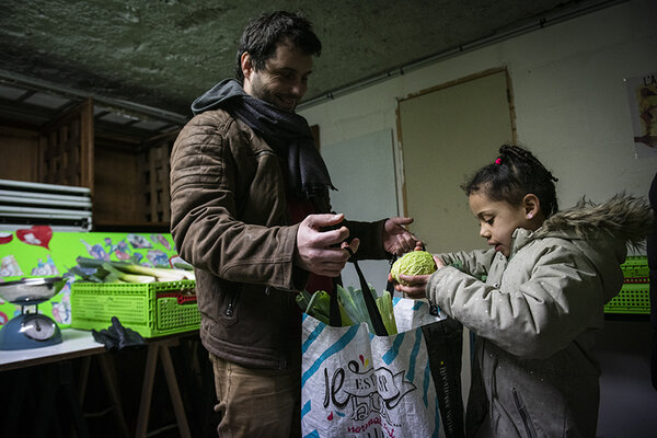 Guillaume et Marielle récupèrent leur panier 